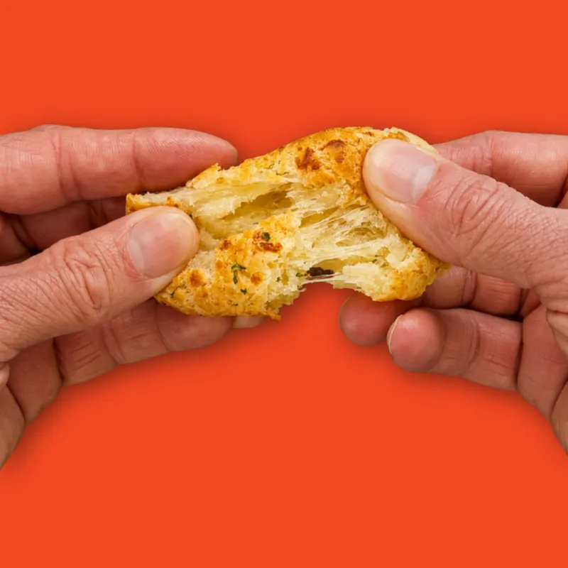 Alho — garlic confit pão de queijo